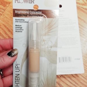 NWT FLOWER BEAUTY Lighten Up Brightening Concealer BC1!